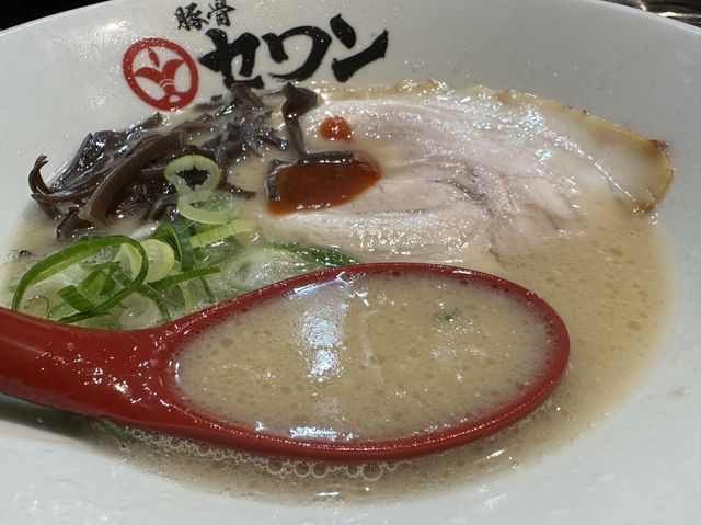 福岡・天神。『豚骨セワン』の博多豚骨ラーメンは『赤・白・黒』の3種類