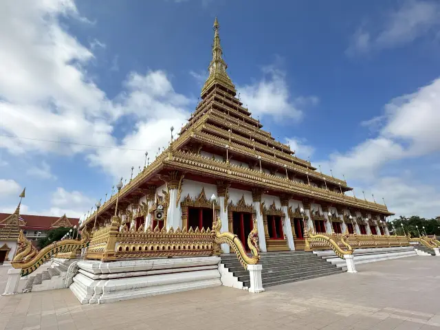 พระมหาธาตุแก่นนคร วัดหนองแวง 