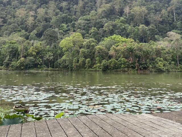 อุทยานแห่งชาติทะเลบัน ที่นี่โอบล้อมด้วยเทือกเขา