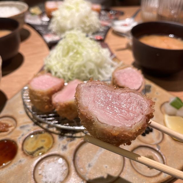 住宅街の路地裏みたいなところにひっそりと佇むトンカツの名店🐷