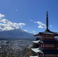 ใบไม้เปลี่ยนสีที่เจดีย์แดง (Chureito Pagoda)