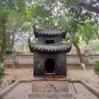 🇻🇳ベトナム ハノイ "クアンタン寺(鎮国寺)" 厳かな寺、重厚感ある4トンの銅像が特徴的