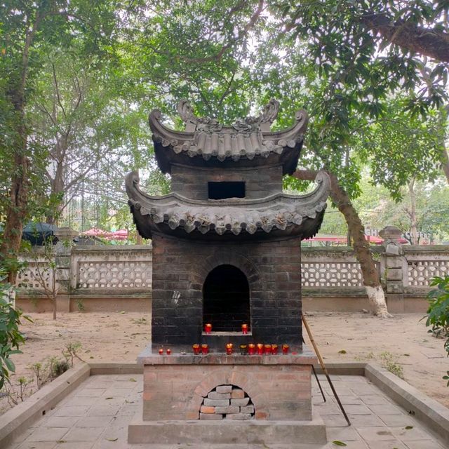 🇻🇳ベトナム ハノイ "クアンタン寺(鎮国寺)" 厳かな寺、重厚感ある4トンの銅像が特徴的