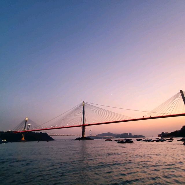 黃昏日落下的汀九橋