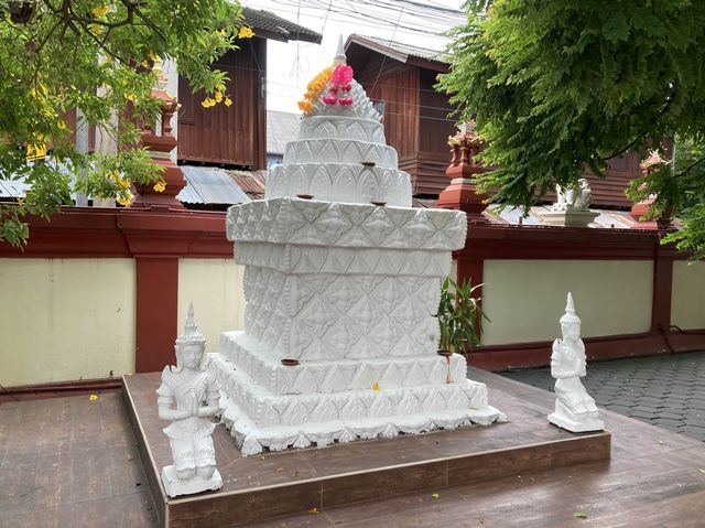 ‘วัดหมื่นตูม’ วัดสถาปัตยกรรมซุ้มประตูสวย