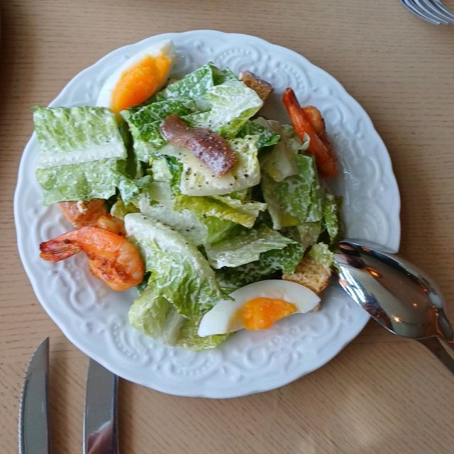 燒大蝦西班牙生菜凱撒沙律，香味撲鼻 ！