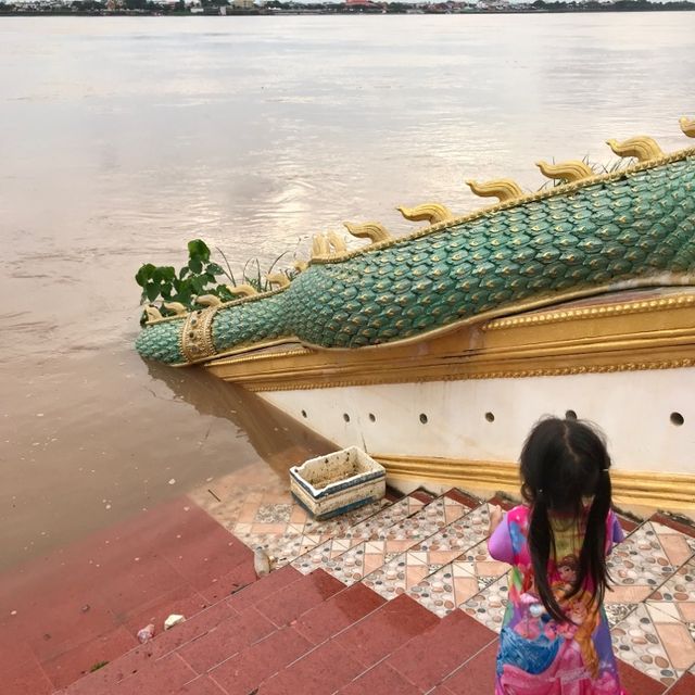 2 impressive Naga statues in Thakhek