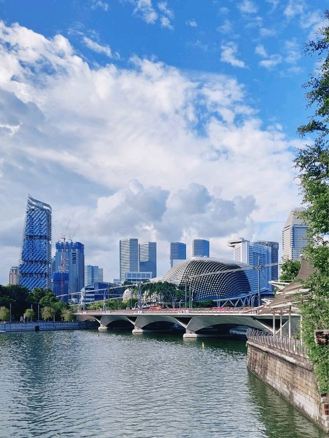 Picturesque Walk in the Red Dot City
