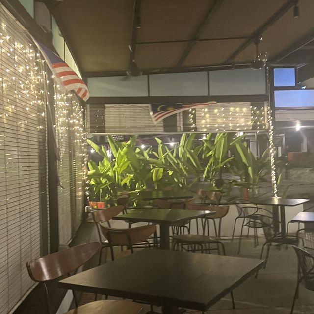Instaworthy brunch spot with good food!