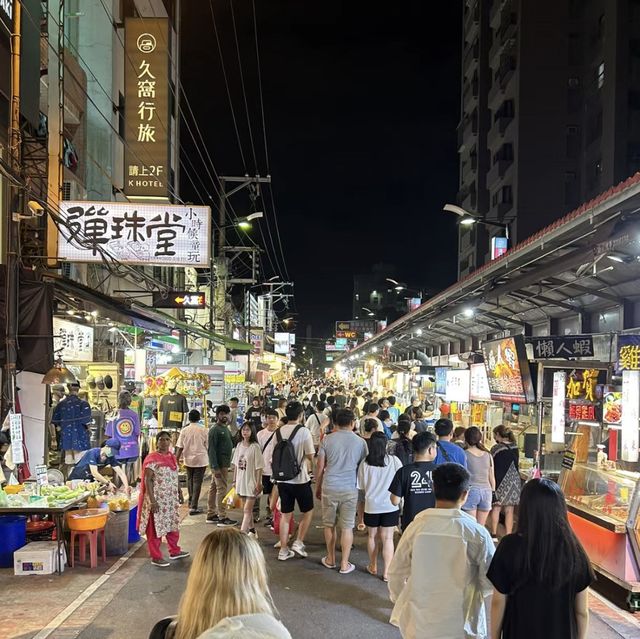 夜市狂歡！逢甲夜市暢享美食狂歡！🍡🎉🎪