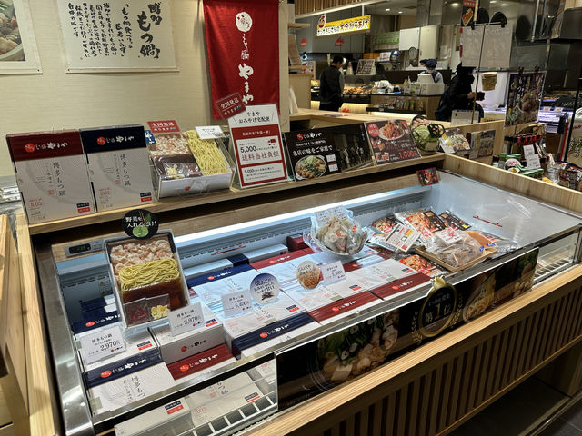 福岡・博多。博多駅で気軽にカウンターでカップもつ鍋が食べられる『YAMAYA BASE (マイング店)』