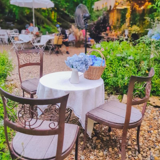  ปาฎีคาเฟ่ คาเฟ่ในสวนดอกไม้ สไตล์ยุโรป ระยอง