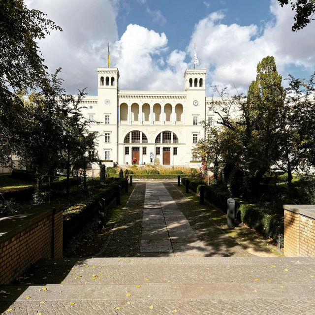 壮大な空間で楽しむ現代アートの旅：Hamburger Bahnhof 美術館