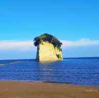 【絶景】自然が生み出した軍艦島！見附島