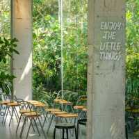 ปูรณ์ / POON คาเฟ่โอเอซีสสีเขียวกลางเมืองบางแสน