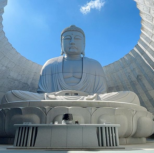 모아이 석상과 큰 불상이 있는 Sapporo 성지 두대불전‘Hill of the Buda’