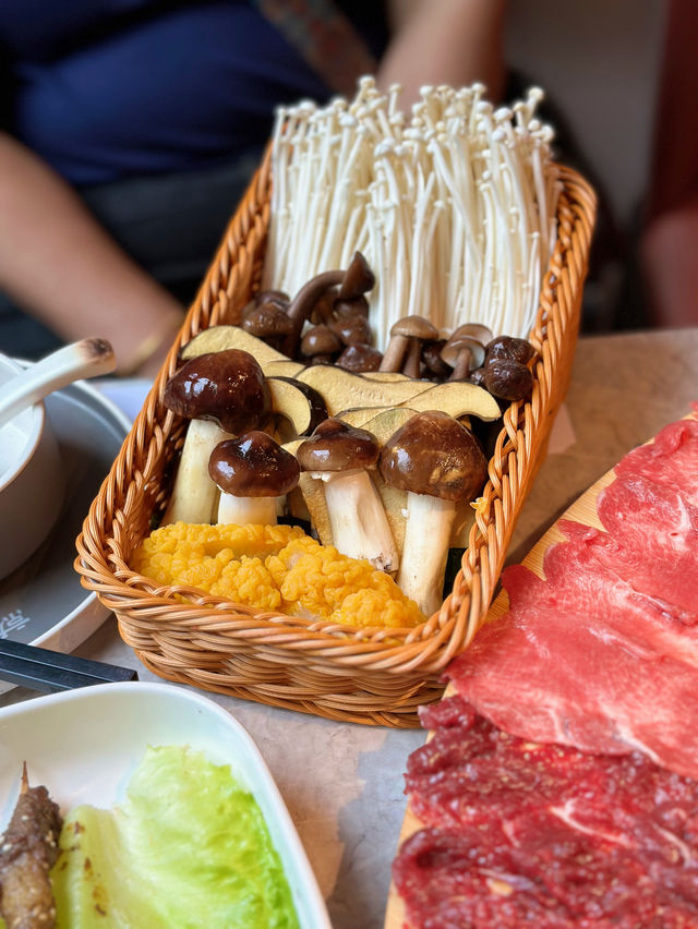 360度旋轉吃肉 實現牛肉自由 