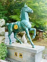 【長崎県】石塀に囲まれた神社