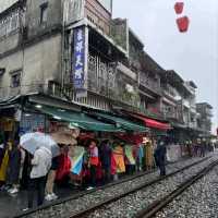 雨中遊壯觀十分瀑布，老街祈願放天燈