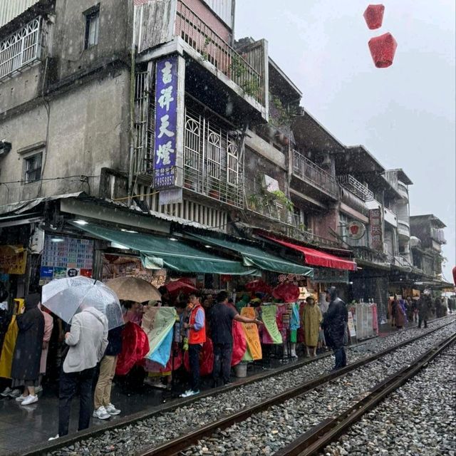 雨中遊壯觀十分瀑布，老街祈願放天燈