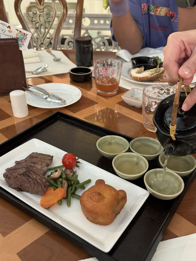 귀여운 캐릭터를 만나서 사진찍을 수 있는 홍콩 디즈니랜드 호텔의 식당