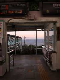 【神奈川🇯🇵】海が見える崖の上にある駅