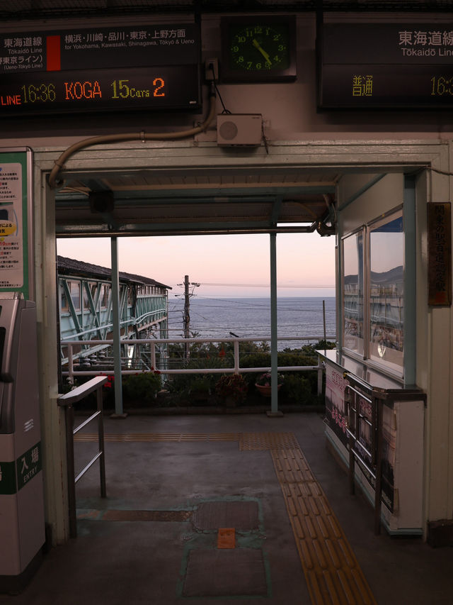 【神奈川🇯🇵】海が見える崖の上にある駅