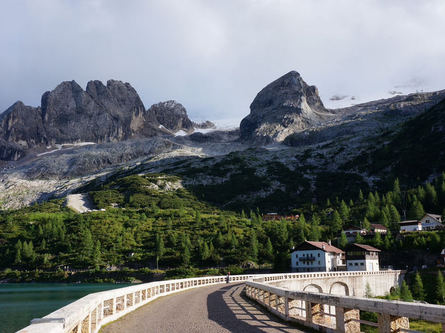 【イタリア・ドロミテ周辺】マルモラーダ山の麓にある美しい山岳湖