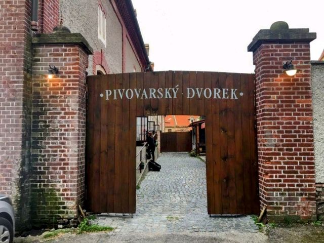 捷克CK小鎮的啤酒廠餐館 Pivovarská Restaurace，大口喝酒、大口吃肉！
