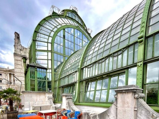 在美麗的城堡花園溫室用餐：Brasserie Palmenhaus Wien