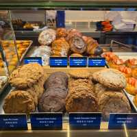 Bake house ทาร์ตไข่ที่เข้าต่อแถวยาวสุดมุมถนน