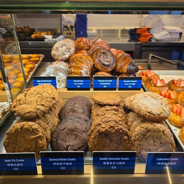Bake house ทาร์ตไข่ที่เข้าต่อแถวยาวสุดมุมถนน
