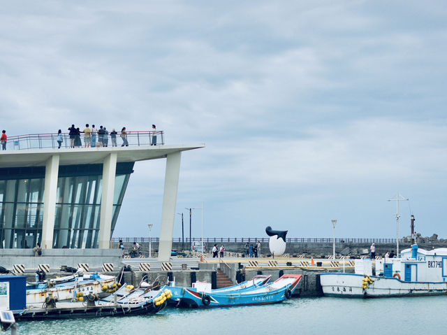 🌊 擁抱海風，沉浸藝術的饗宴！🌊 看海美術館等你來探索！🎨🍜