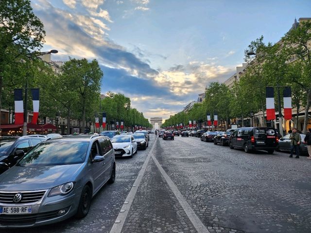 [🇫🇷パリ] 凱旋門とシャンゼリゼ通りでパリの歴史を感じる