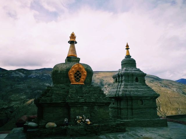 中國西藏山南著名寺廟景點洛卓沃龍寺，適合打卡拍照📸
