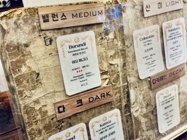 首爾｜浪費半小時找路 這家隱藏版復古咖啡廳竟然在小巷裡！首爾乙支路的懷舊氛圍，太驚艷了！