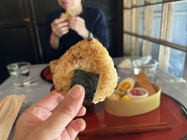 【江戸の旅人気分で味わう、ほっこりおにぎり「おやすみ処 しろきや」】 