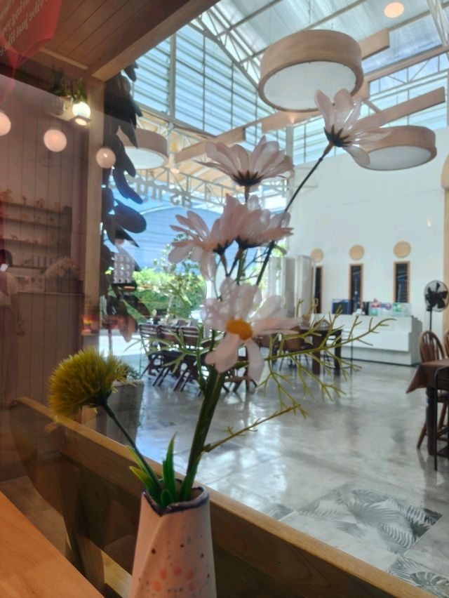 คาเฟ่บรรยากาศดี มุมถ่ายรูปเยอะ ย่านศรีนครินทร์