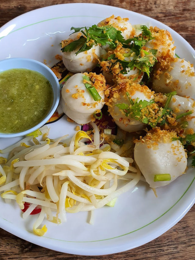 Small Local shop - 2 Pee Nong Duck Noodle