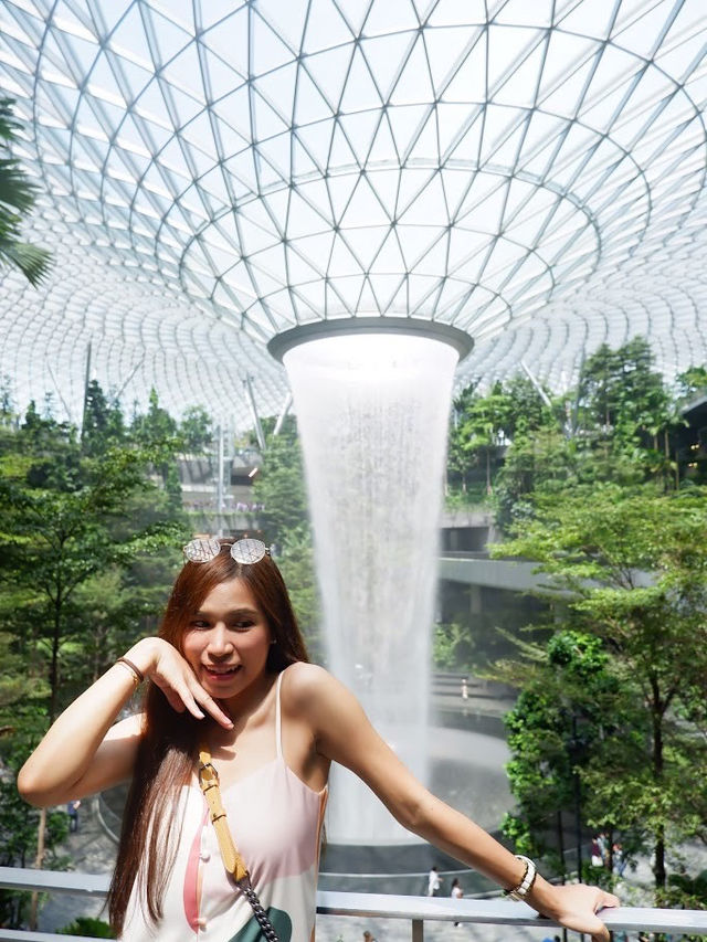 ชมน้ำตกในร่มที่สูงที่สุดใน Jewel Changi Airport