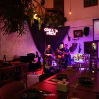 ร้านอาหารสุดคราสสิค ฟีลเรโทรย้อนยุค Grill 'n Brew