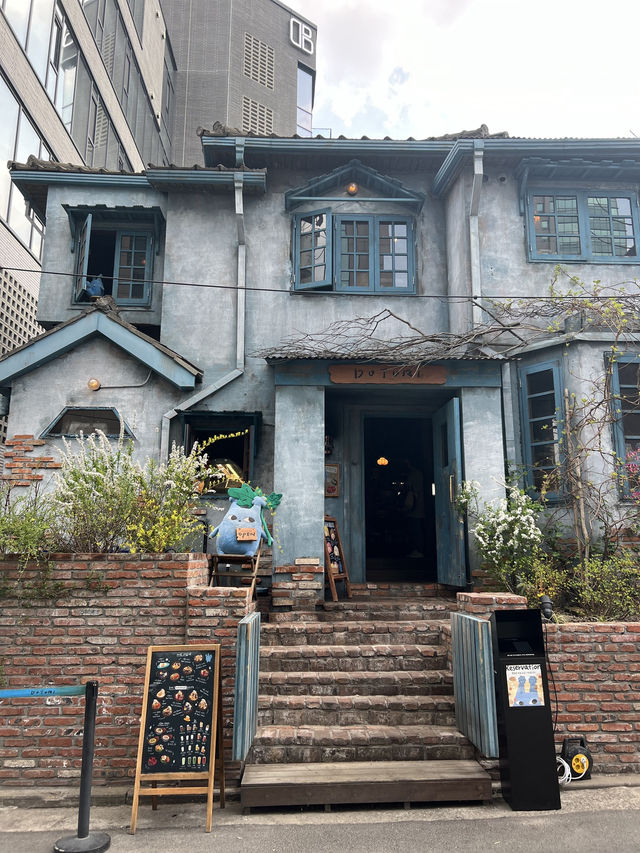 🍂 “작지만 깊은 계절의 맛 – 삼각지 감성카페 ‘도토리’” 