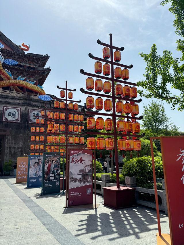 แต่งชุดฮั่นฝูเดินเล่นในเมืองโบราณ