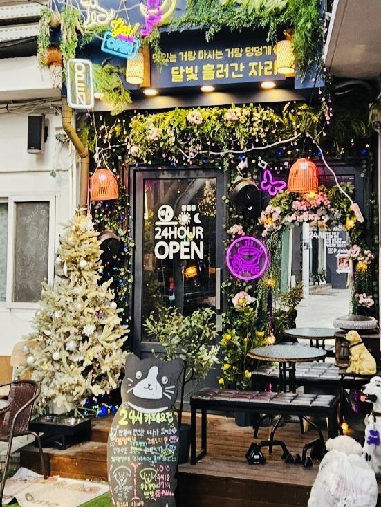 A Stroll Through Gyeongnidan-gil: A Look Back and Forward