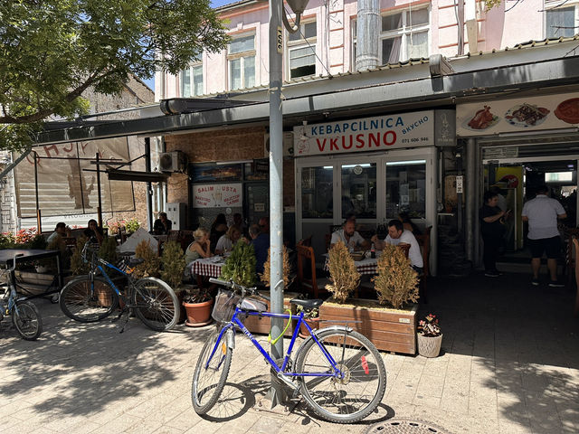 【Vkusno Kebap Shop｜オフリドのローカルグルメを気軽に楽しむ】