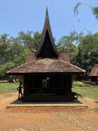 A chill budget trip to Baan Dam Museum👬💐😎