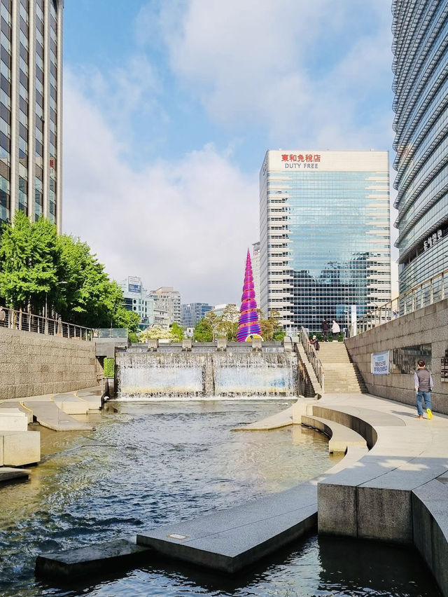 A beautiful river in Cheonggyecheon