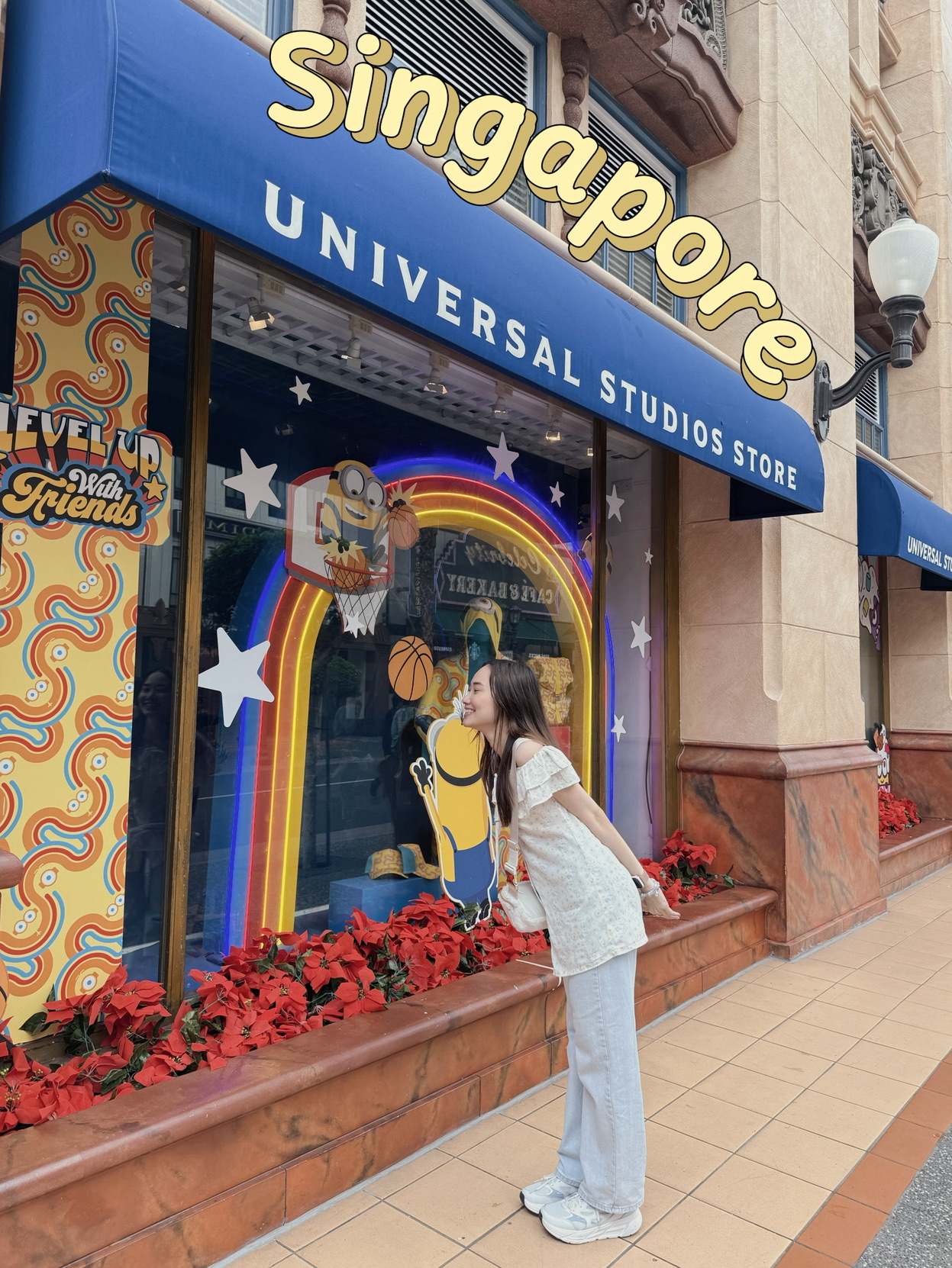  

🎬✨ **Universal Studios Singapore – Hollywood Zone**  
This zone welcomes everyone with an impressive atmosphere from the very first step!

📍When you enter Universal Studios Singapore, the first area you will encounter is the **Hollywood Zone**. This is the main street styled after the golden age of America, with an atmosphere that feels like stepping into a movie 🎞️🌴

💡 Highlights of this zone:

* 📸 **Take photos at classic spots** including Hollywood Boulevard, the famous star signs, and classic cars  
* 🎭 **Parade of famous characters** such as Marilyn Monroe, Woody Woodpecker, Minions, and Trolls who come to greet and take close-up photos  
* 🎶 **Live Broadway-style shows** like “Turntables,” featuring music from the 60s-80s, fun and lively just like the rides zone  
* 🛍️ **Souvenir shops** like the Universal Studios Store, offering everything from shirts, Minion merchandise, to cute decorations  
* 🍿 **American retro-style restaurants and cafes** such as Hollywood China Bistro or pastel-themed dessert shops  

🎈This zone is perfect for those who love taking photos ✨ It’s not about thrills but about the impressive vibe and the true essence of “Universal.”