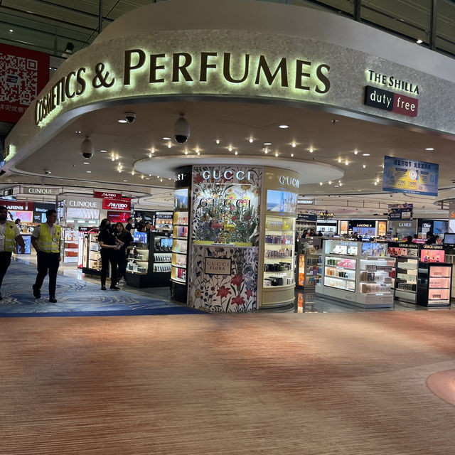         SINGAPORE CHANGI AIRPORT  
