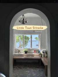 คาเฟ่ริมทะเล Little Town Sriracha
